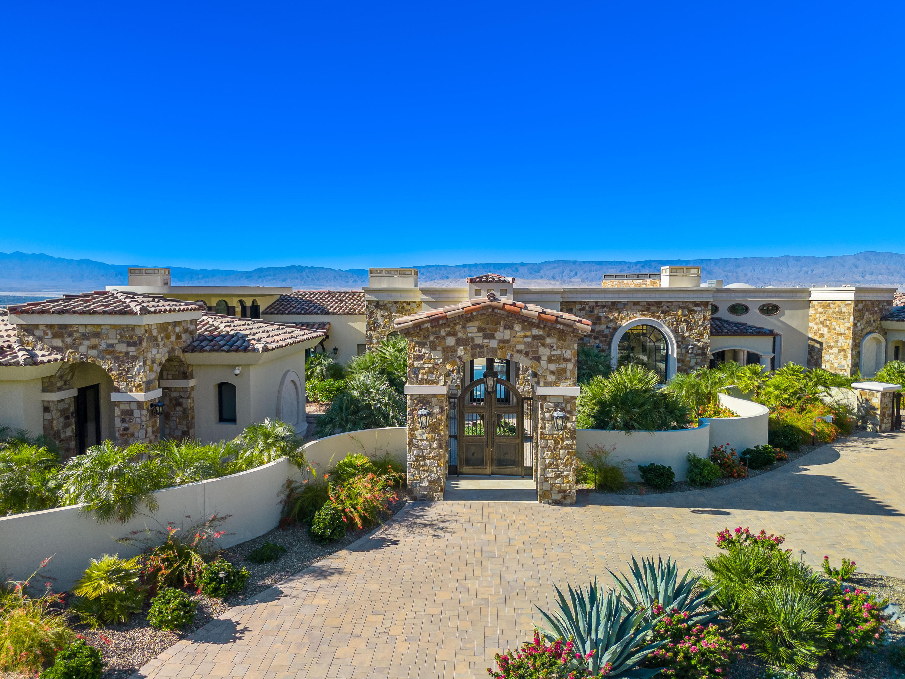 51 Falcon Point Rancho Mirage, CA 92270 - Photo 4 of 69 2