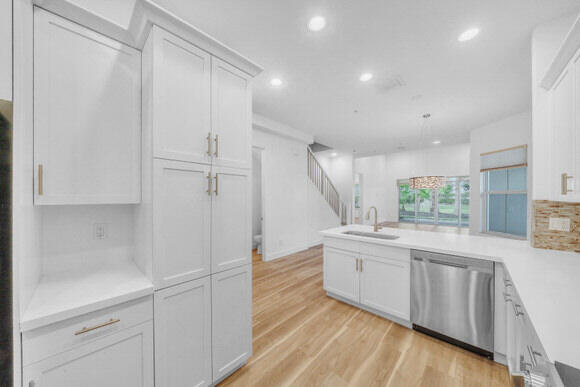 23008 Clear Echo Drive, Unit 11 Boca Raton, FL 33433 - Photo 20 of 80 12 Kitchen (3)
