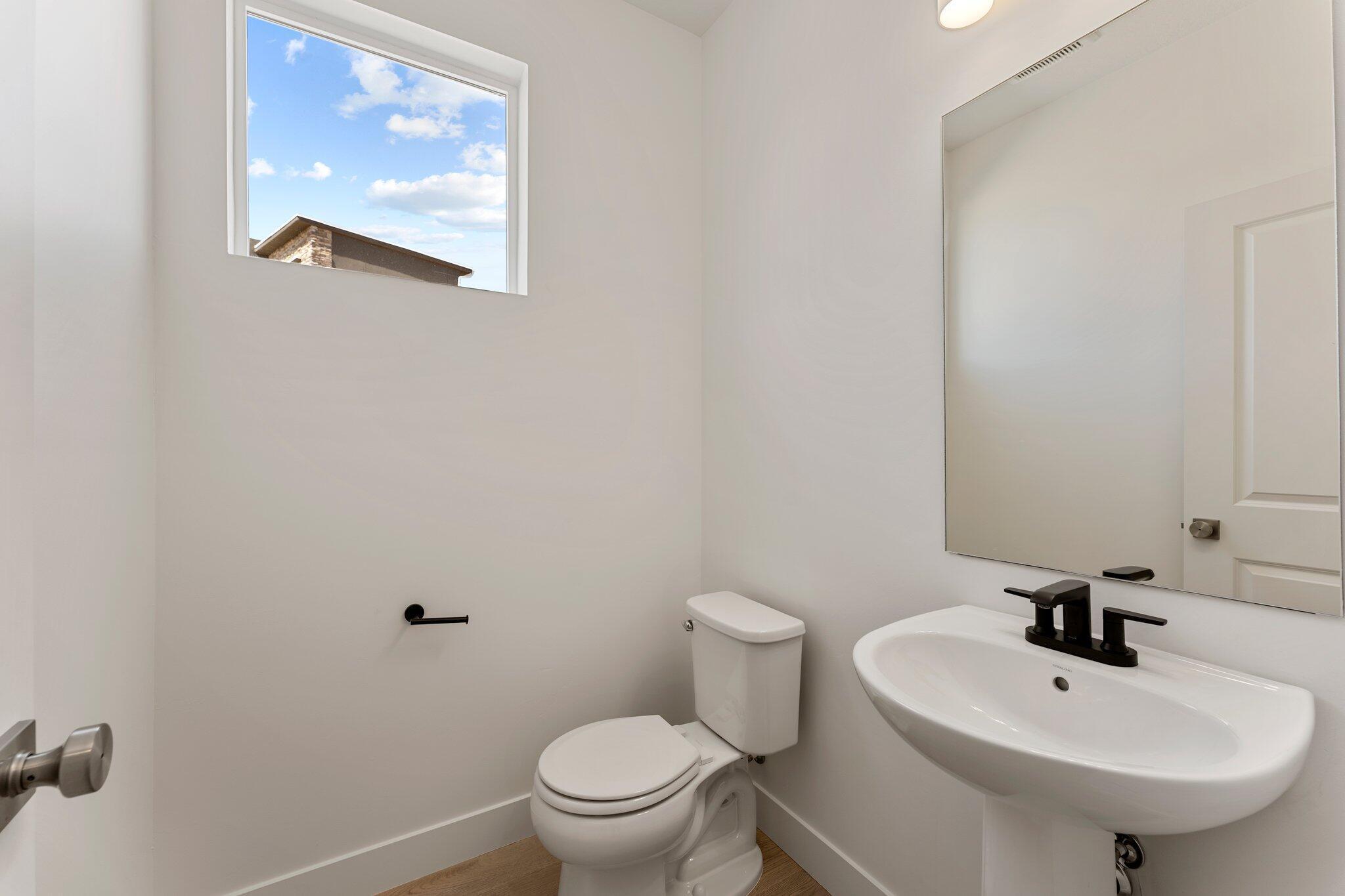 516 West Olive Lane St. George, UT 84790 - Photo 11 of 32 Main Floor Half Bath