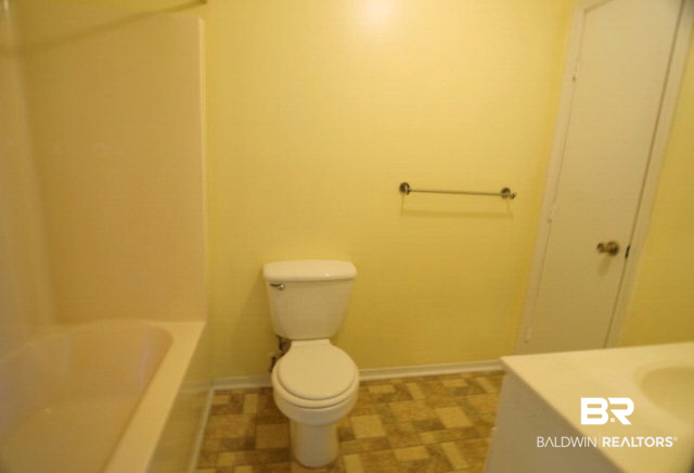 328 Viola Avenue Saraland, AL 36571 - Photo 8 of 16 Master Bath