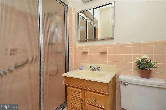5321 Ridgefield Road Bethesda, MD 20816 - Photo 19 of 30 Bath (Master)