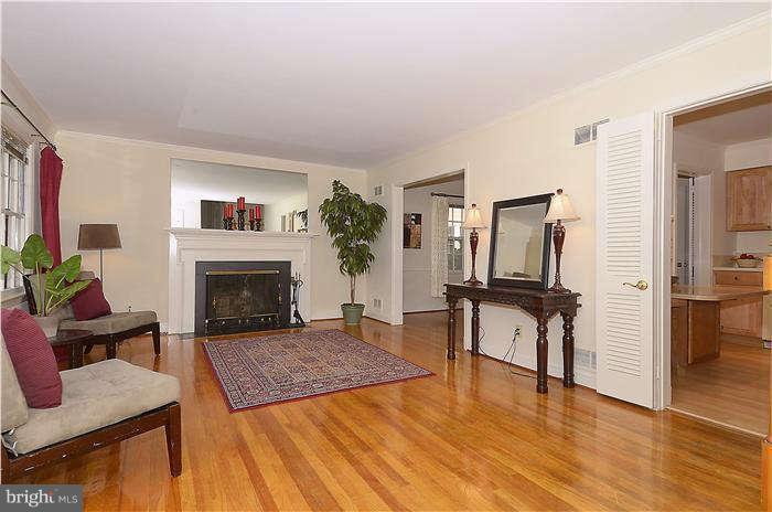 5321 Ridgefield Road Bethesda, MD 20816 - Photo 3 of 30 Living Room