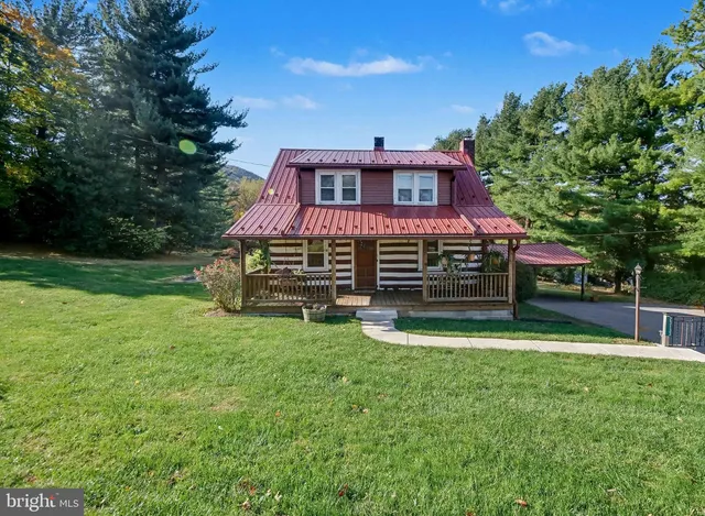 a view of a house with a yard