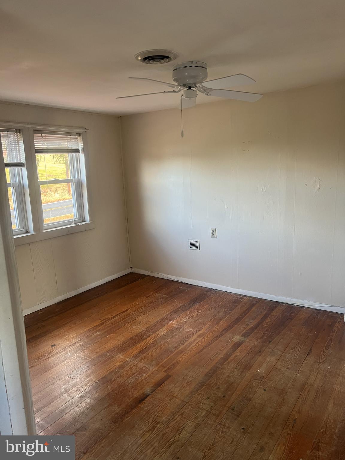 23133 Foxville Road Smithsburg, MD 21783 - Photo 26 of 30 an empty room with a window