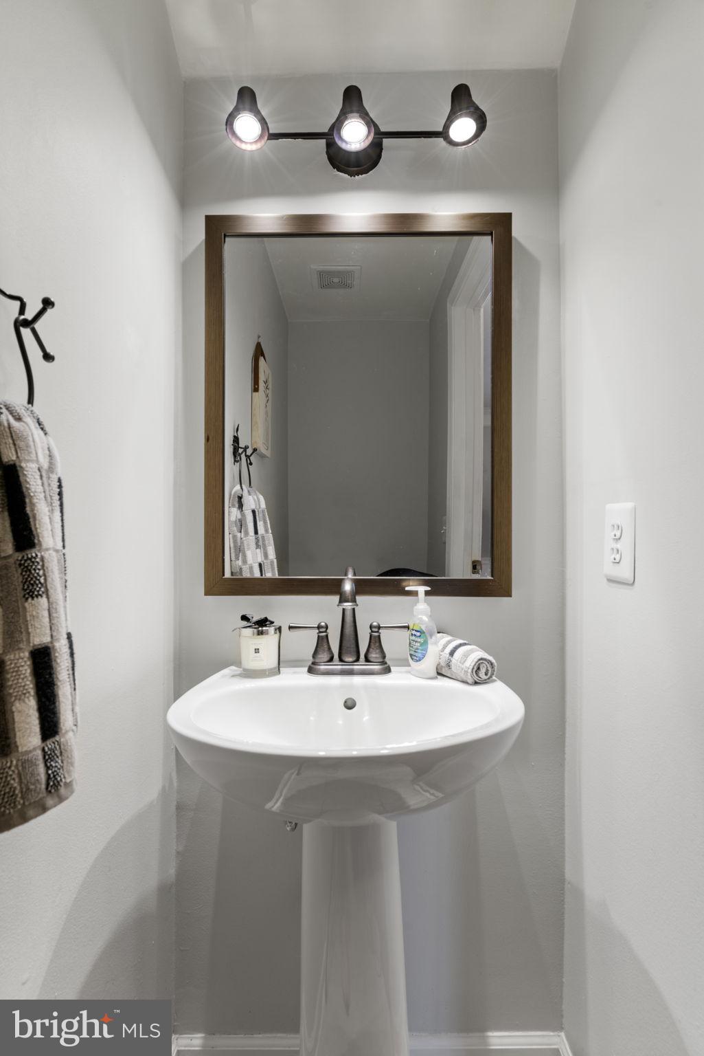 21781 Baldwin Square Sterling, VA 20164 - Photo 4 of 34