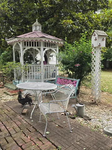 a view of a yard with a tree