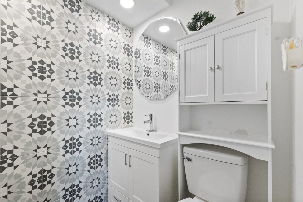 16 East Old Willow Road, Unit 424S Prospect Heights, IL 60070 - Photo 9 of 24 a bathroom with a sink a toilet and a mirror
