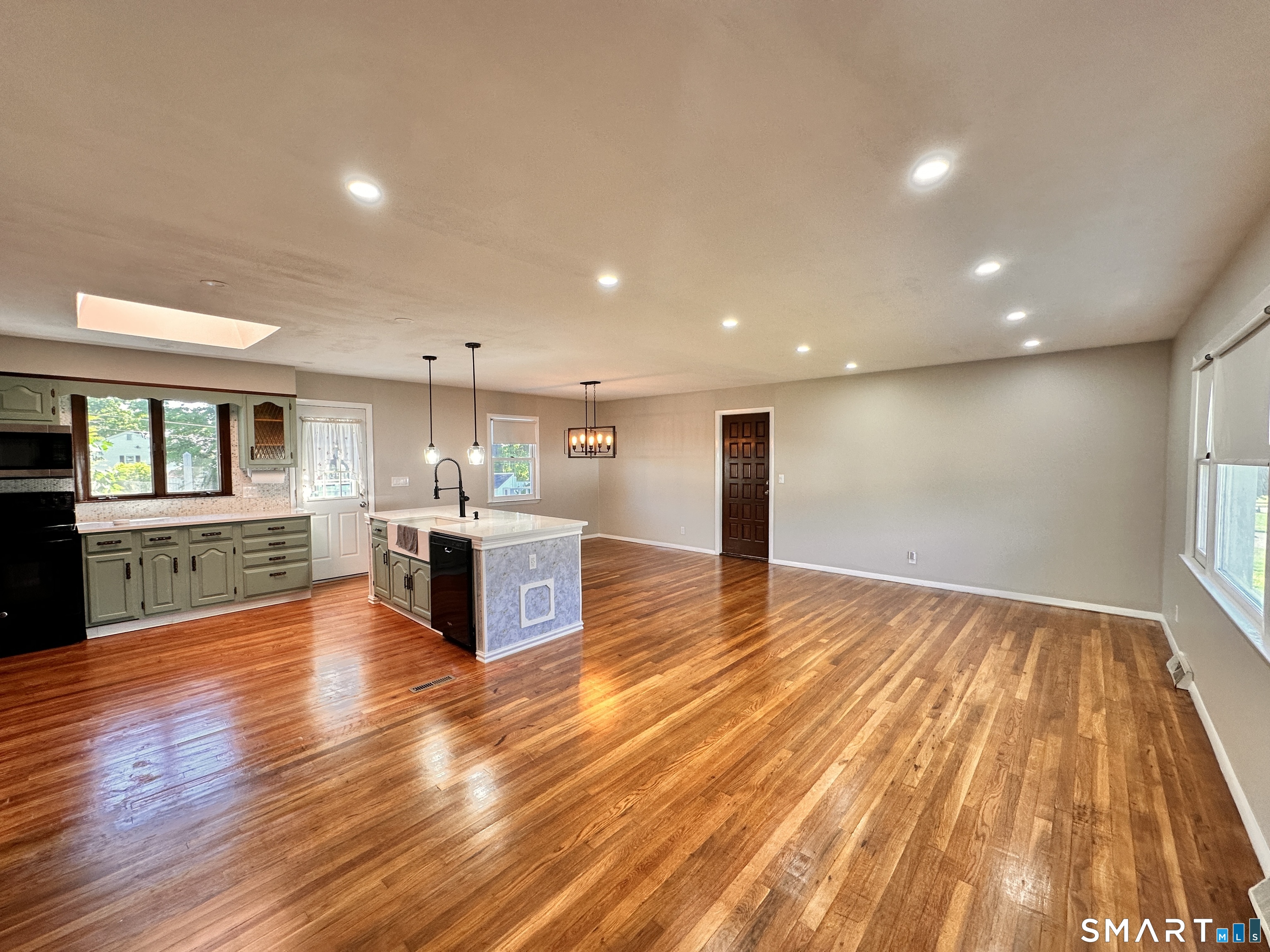 23 Robin Road West Haven, CT 06516 - Photo 5 of 27