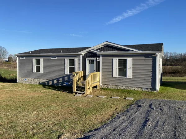 a view of a house with backyard
