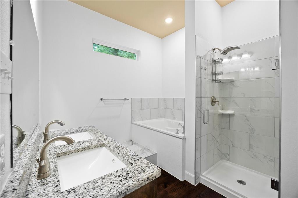 2526 Fox Point Circle Quinlan, TX 75474 - Photo 21 of 35 Spa style master bath