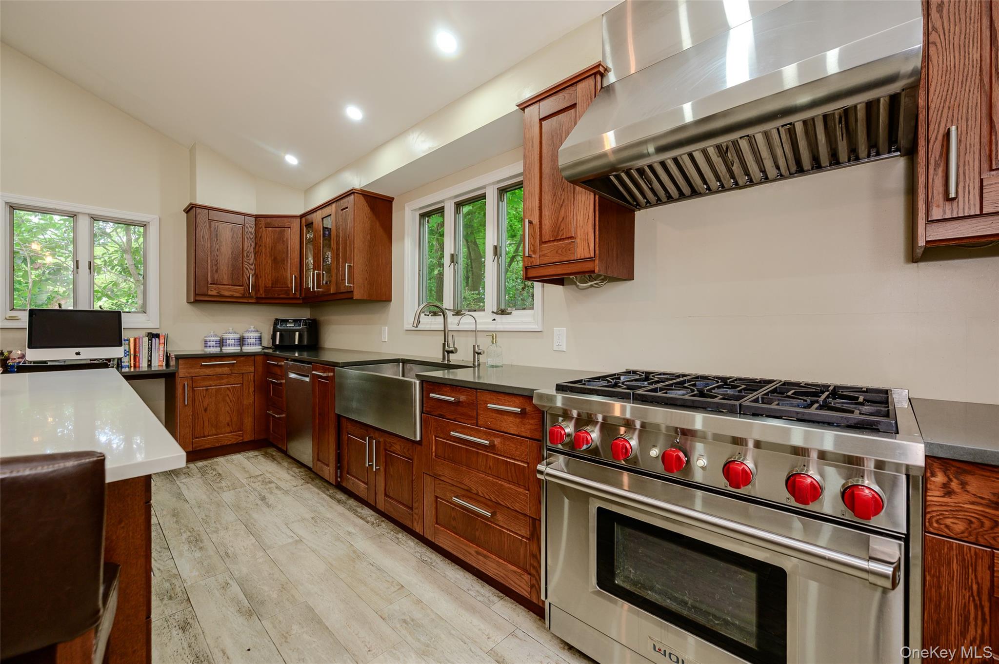 27 Ridge Drive East Great Neck, NY 11021 - Photo 15 of 38