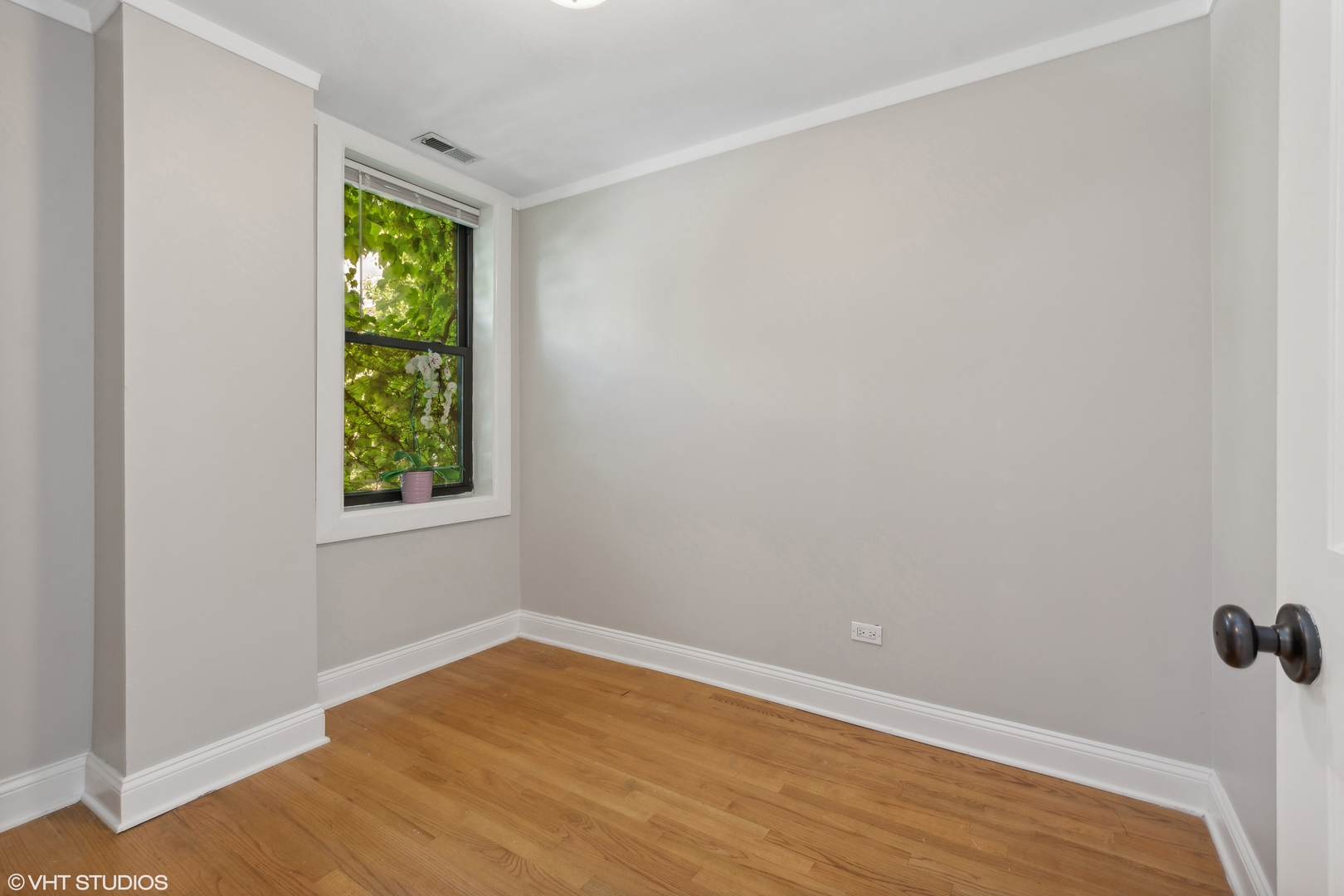4144 North Sheridan Road, Unit 205 Chicago, IL 60613 - Photo 13 of 18 a view of an empty room with a window
