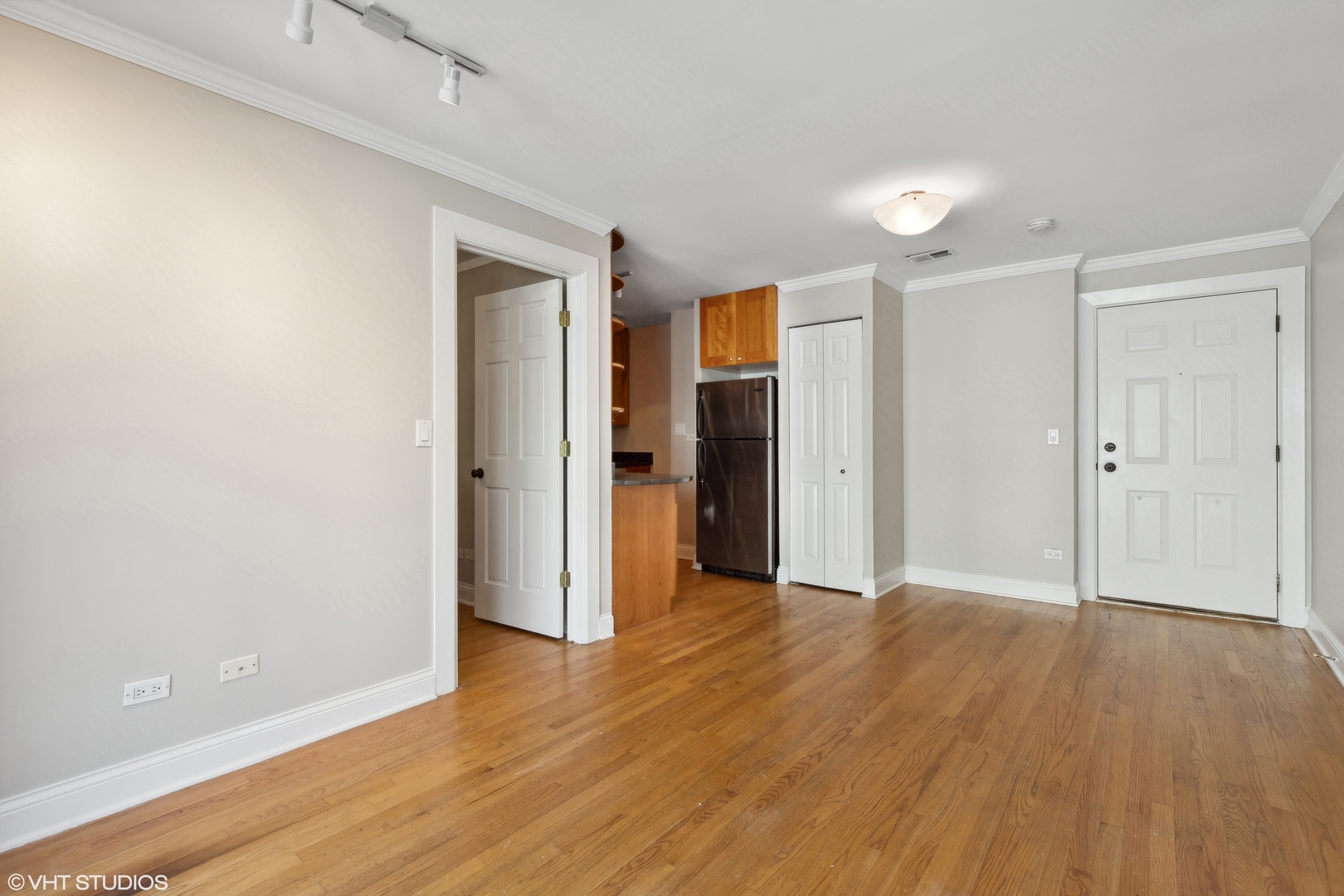 4144 North Sheridan Road, Unit 205 Chicago, IL 60613 - Photo 7 of 18 a view of an empty room with wooden floor