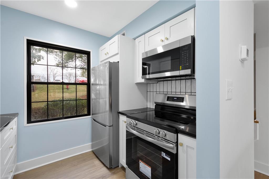 139 Community Court Pittsburgh, PA 15205 - Photo 10 of 32 a kitchen with a stove and a microwave