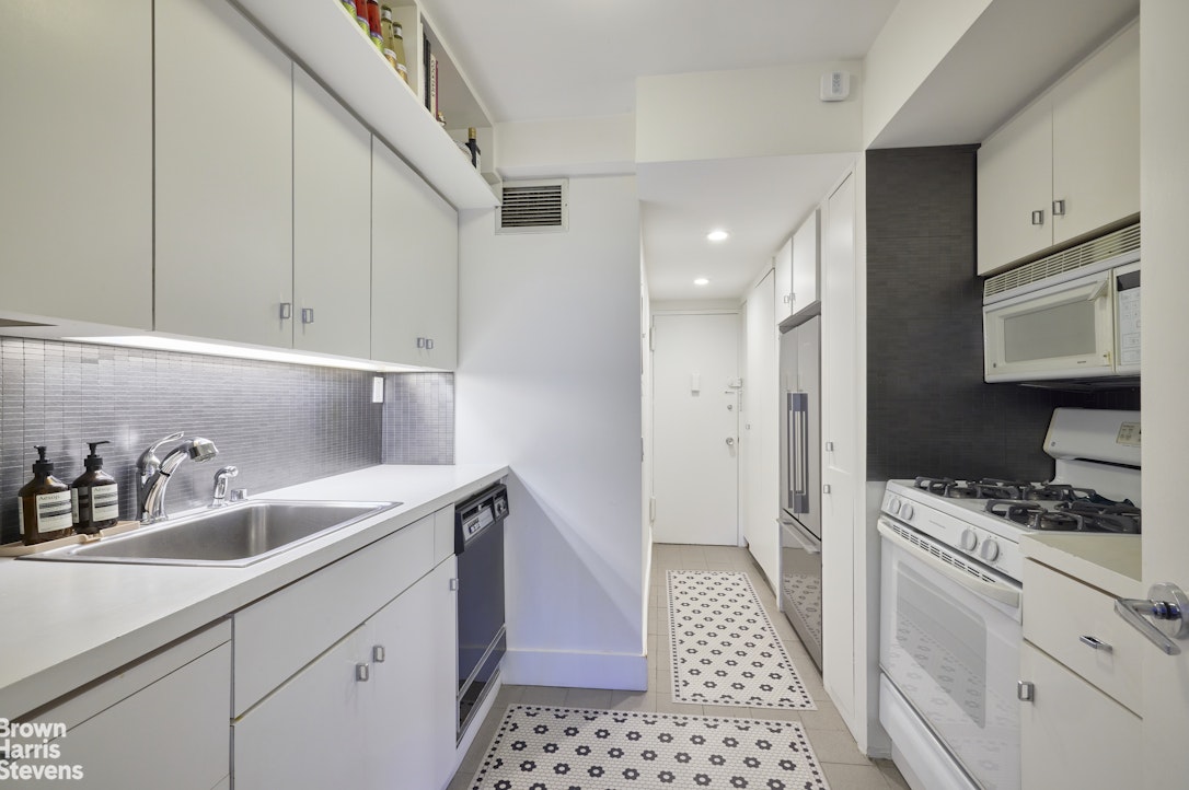 45 East 72nd Street, Unit 7B Manhattan, NY 10021 - Photo 5 of 11