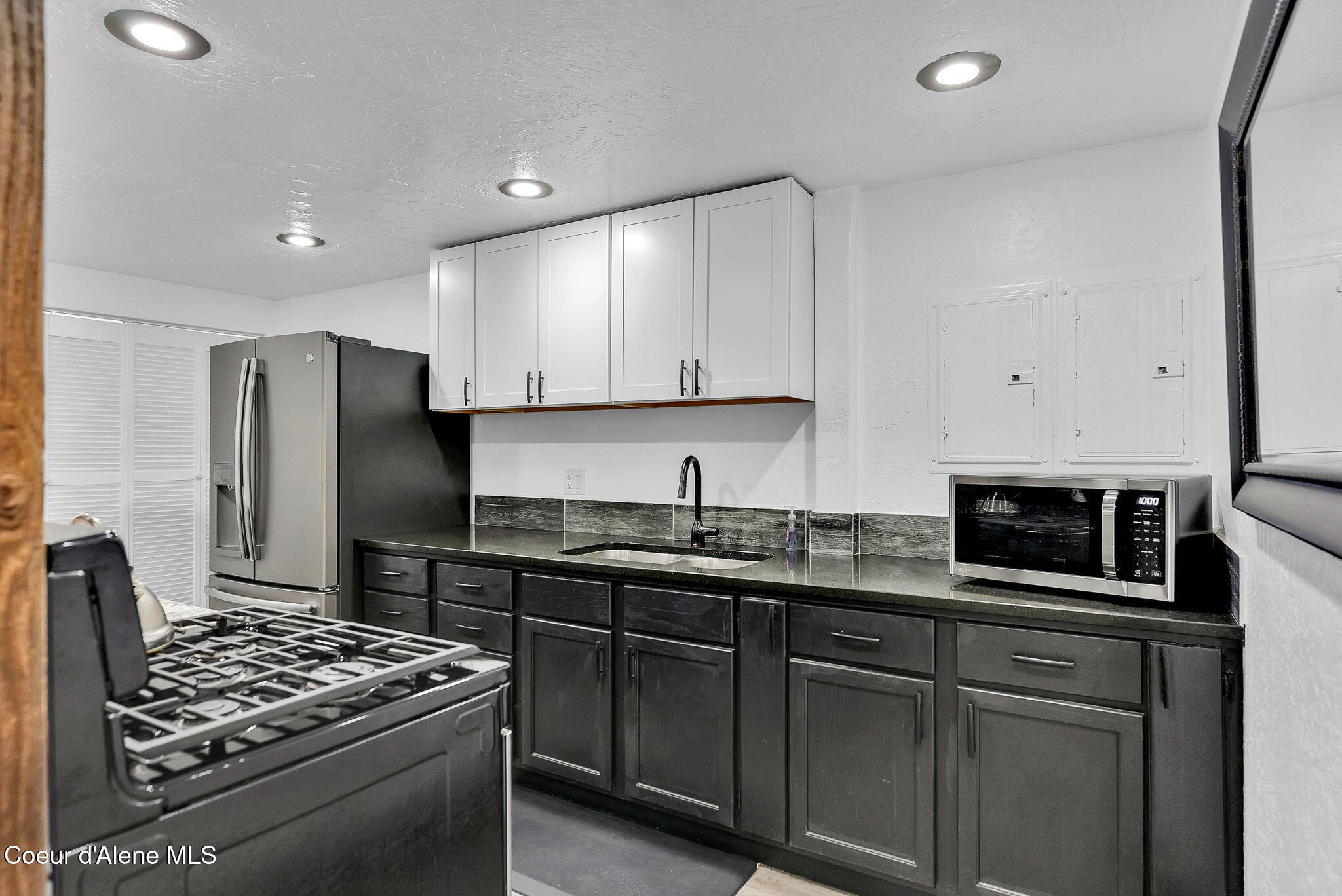 1715 Sherman Avenue Coeur D'Alene, ID 83814 - Photo 13 of 34 12-web-or-mls-Skylight - Darren-31