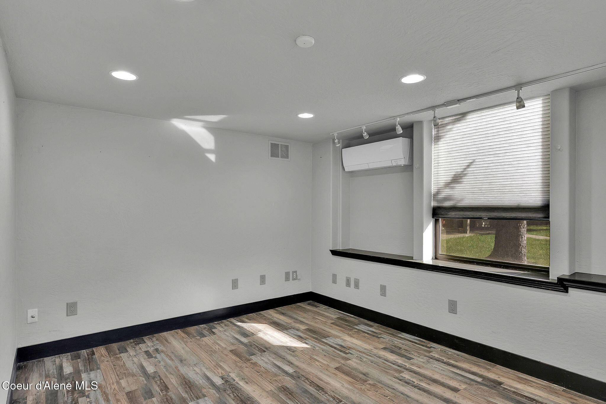 1715 Sherman Avenue Coeur D'Alene, ID 83814 - Photo 17 of 34 16-web-or-mls-Skylight - Darren-28