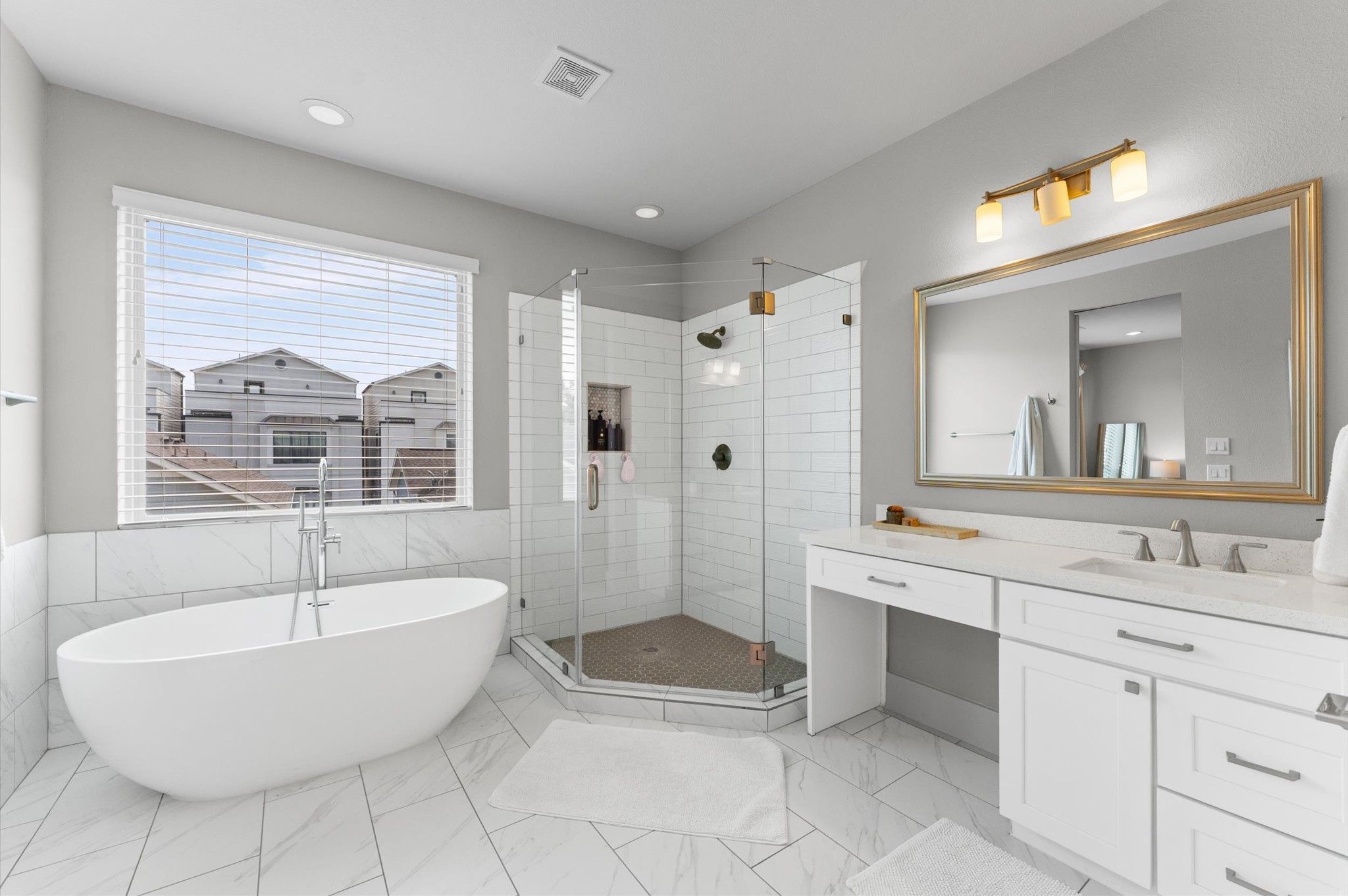 910 West 18th Street, Unit B Houston, TX 77008 - Photo 16 of 28 Primary bath features soaking tub, dual sinks and a vanity area.