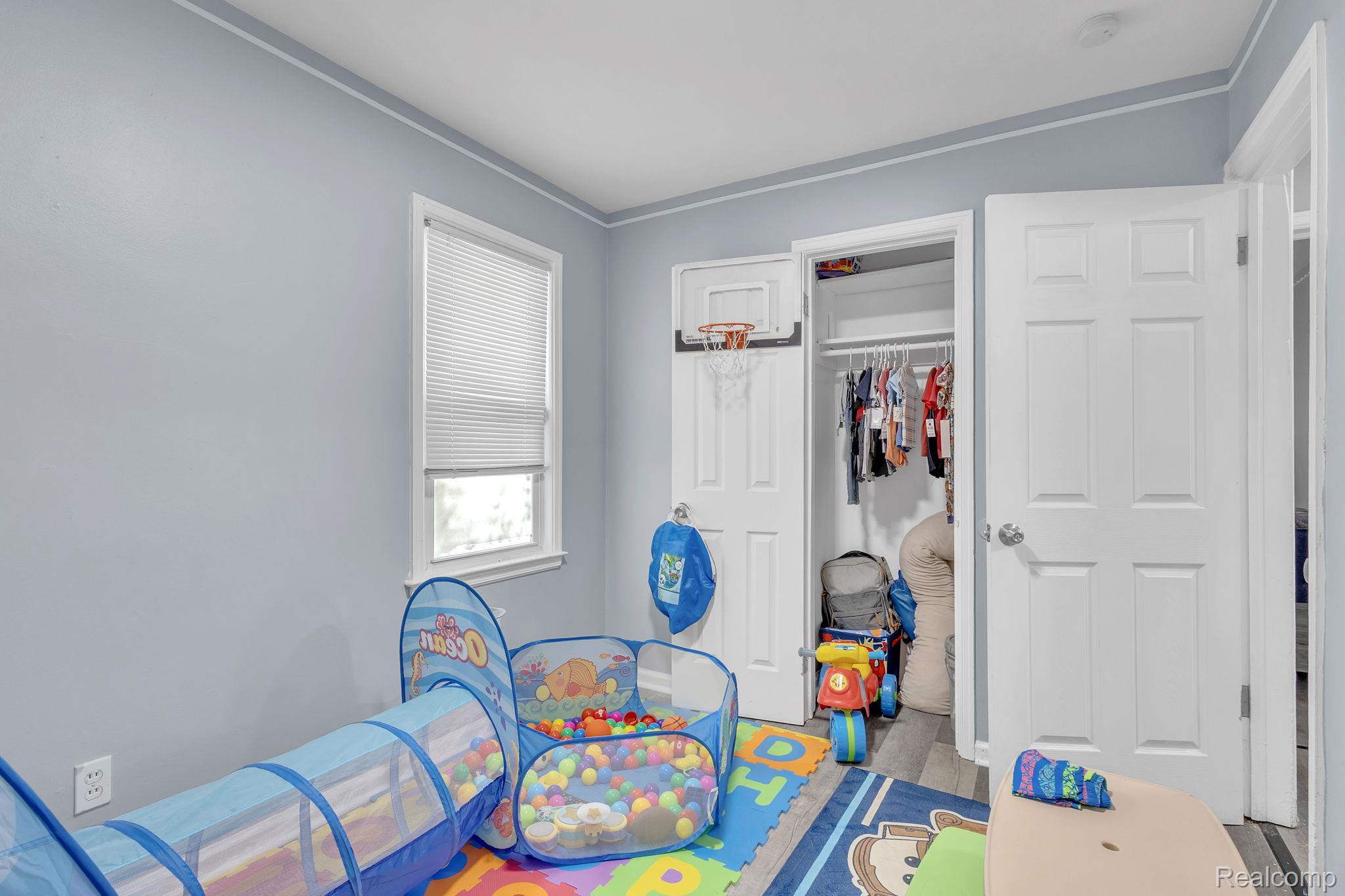 8401 Fielding Street Detroit, MI 48228 - Photo 17 of 34 Recreation room with light wood finished floors