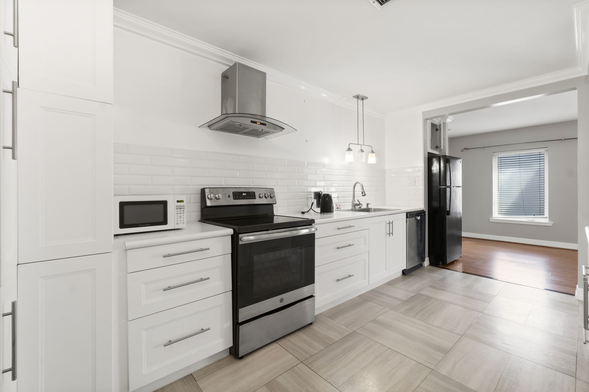 2824 Briarhurst Drive, Unit 14 Houston, TX 77057 - Photo 2 of 26 a kitchen with a stove cabinets and refrigerator