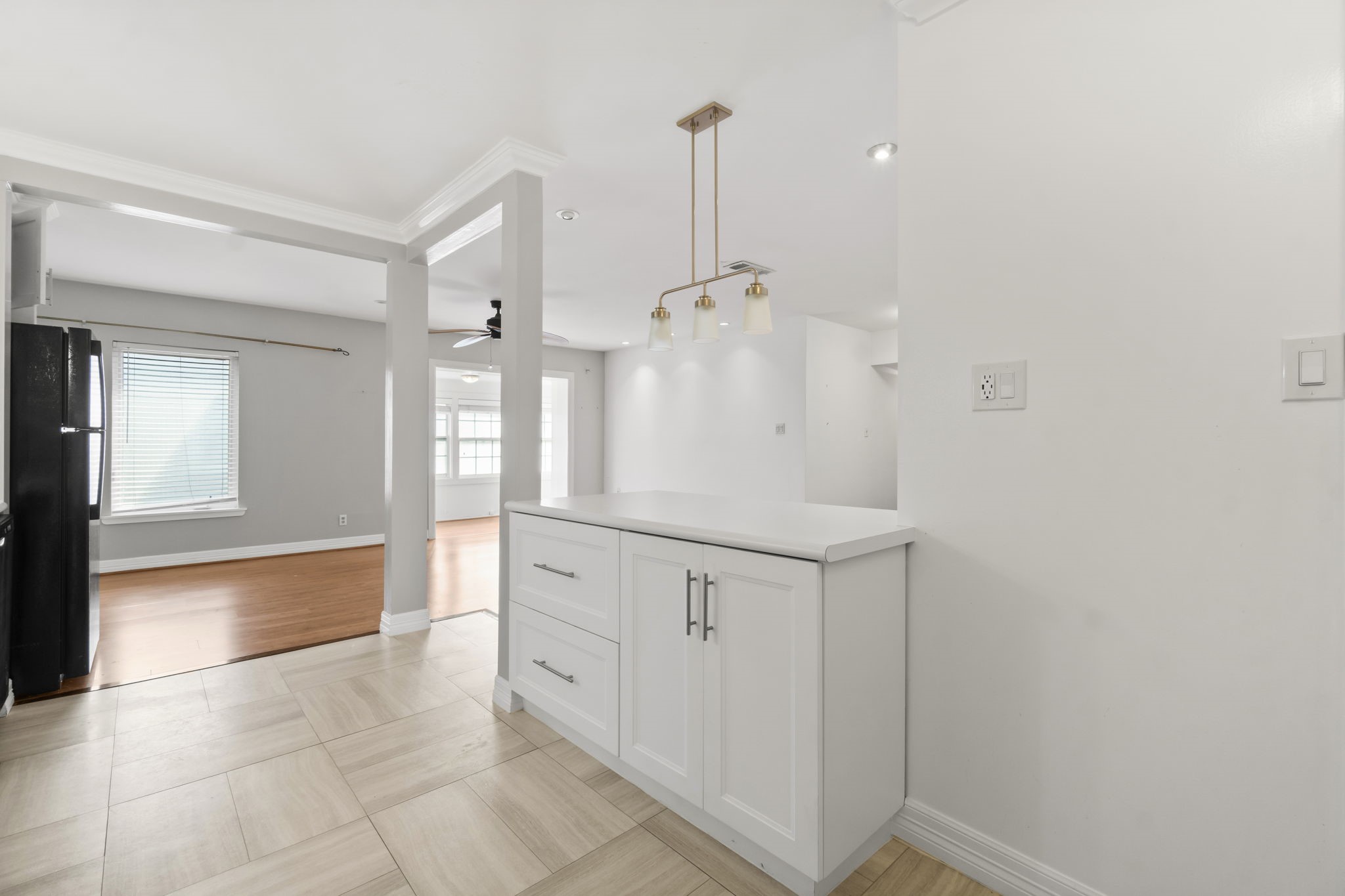 2824 Briarhurst Drive, Unit 14 Houston, TX 77057 - Photo 5 of 26 a spacious bathroom with a shower