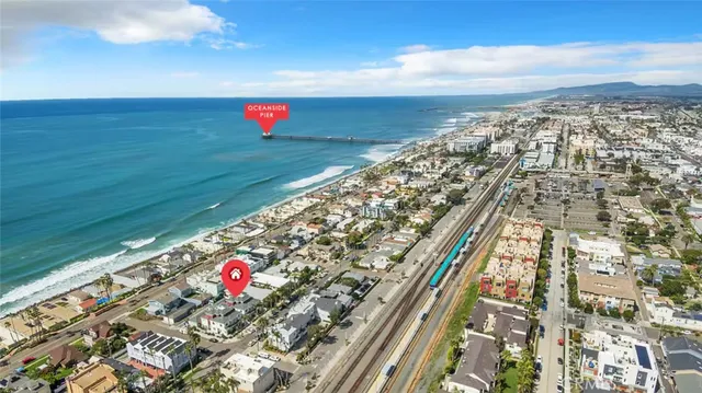 a picture of a very nice looking living room