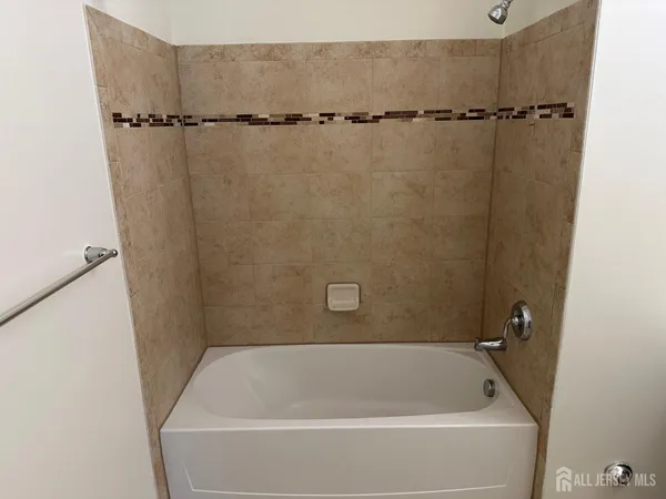 $1,895 | 88 Roosevelt Avenue, Unit 212, Carteret, NJ 07008