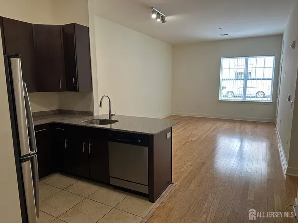 $1,895 | 88 Roosevelt Avenue, Unit 212, Carteret, NJ 07008