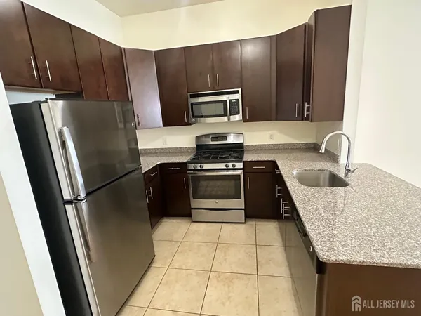 $1,895 | 88 Roosevelt Avenue, Unit 212, Carteret, NJ 07008