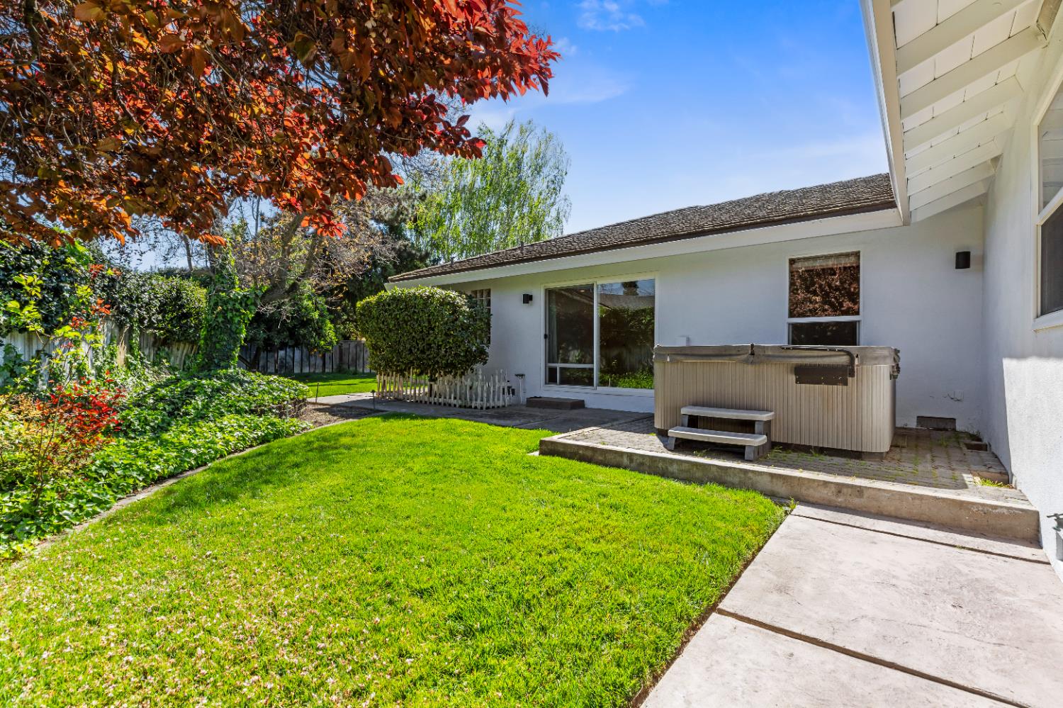 908 Newcastle Court Modesto, CA 95355 - Photo 18 of 25 a view of a house with backyard sitting area and garden