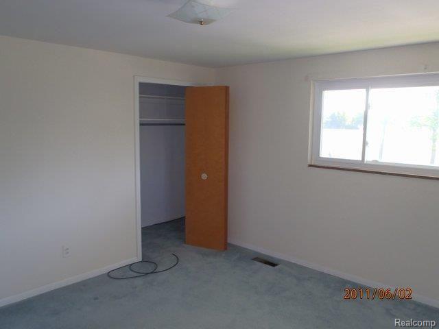 9823 Middlebelt Road, Unit 19 Livonia, MI 48150 - Photo 6 of 11 P6020029