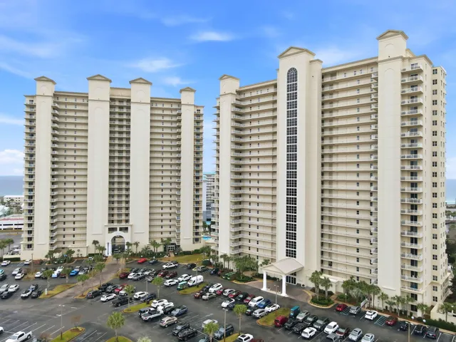 a view of a tall building in the city