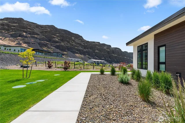 $1,749,000 | 9016 Tendril Lane Northwest, Quincy, WA 98848