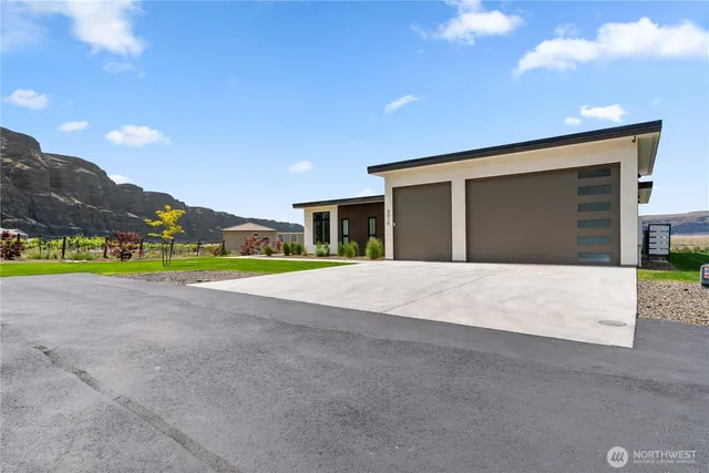 $1,749,000 | 9016 Tendril Lane Northwest, Quincy, WA 98848