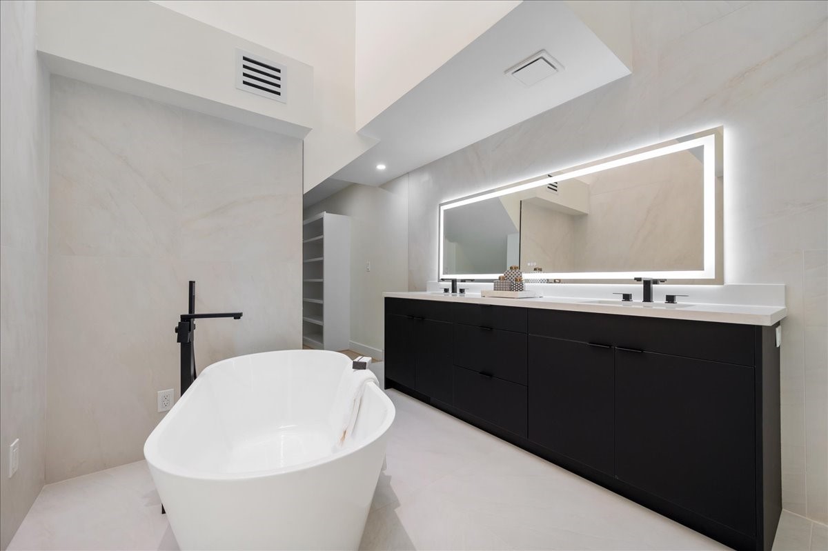 2135 Quenby Street Houston, TX 77005 - Photo 26 of 48 a bathroom with a toilet sink and mirror