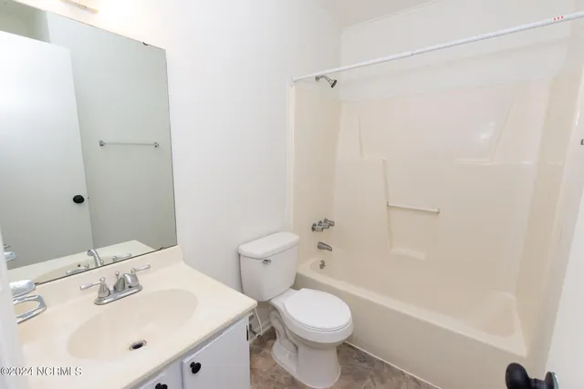 $850 | 104 Ravenwood Drive, Unit B, Jacksonville, NC 28546