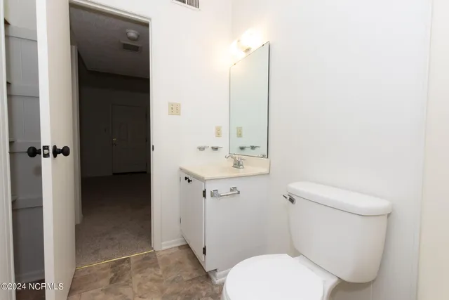 $850 | 104 Ravenwood Drive, Unit B, Jacksonville, NC 28546