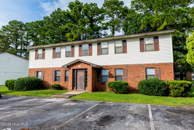 $850 | 104 Ravenwood Drive, Unit B, Jacksonville, NC 28546