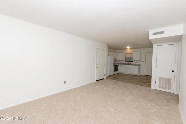 $850 | 104 Ravenwood Drive, Unit B, Jacksonville, NC 28546