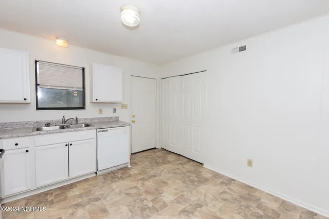 $850 | 104 Ravenwood Drive, Unit B, Jacksonville, NC 28546