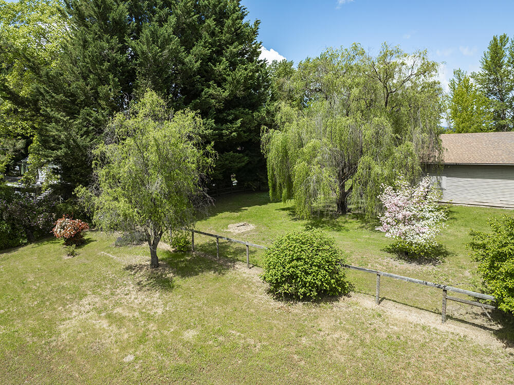 0 Lower River Road, Unit TL#108 Grants Pass, OR 97526 - Photo 15 of 47 a backyard of a house with lots of green space