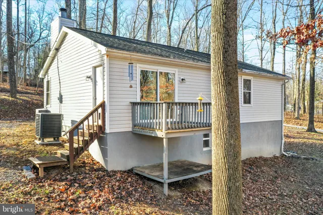 a view of a backyard with pathway