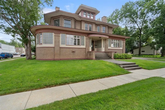 $685,000 | 323 South Central Avenue, Richland Center, WI 53581