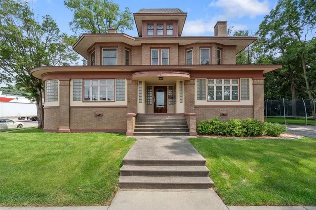 $685,000 | 323 South Central Avenue, Richland Center, WI 53581