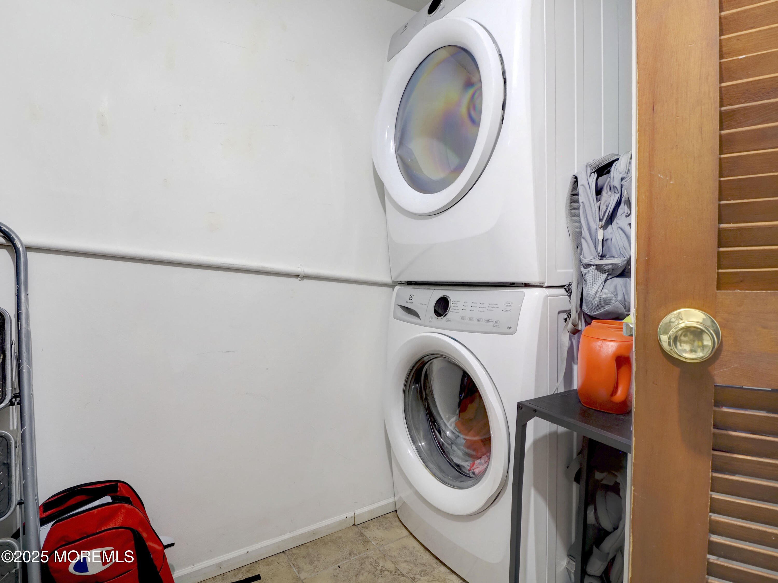 82 Cliffwood Avenue West, Unit 25D Cliffwood, NJ 07721 - Photo 11 of 27 a utility room with dryer and washer