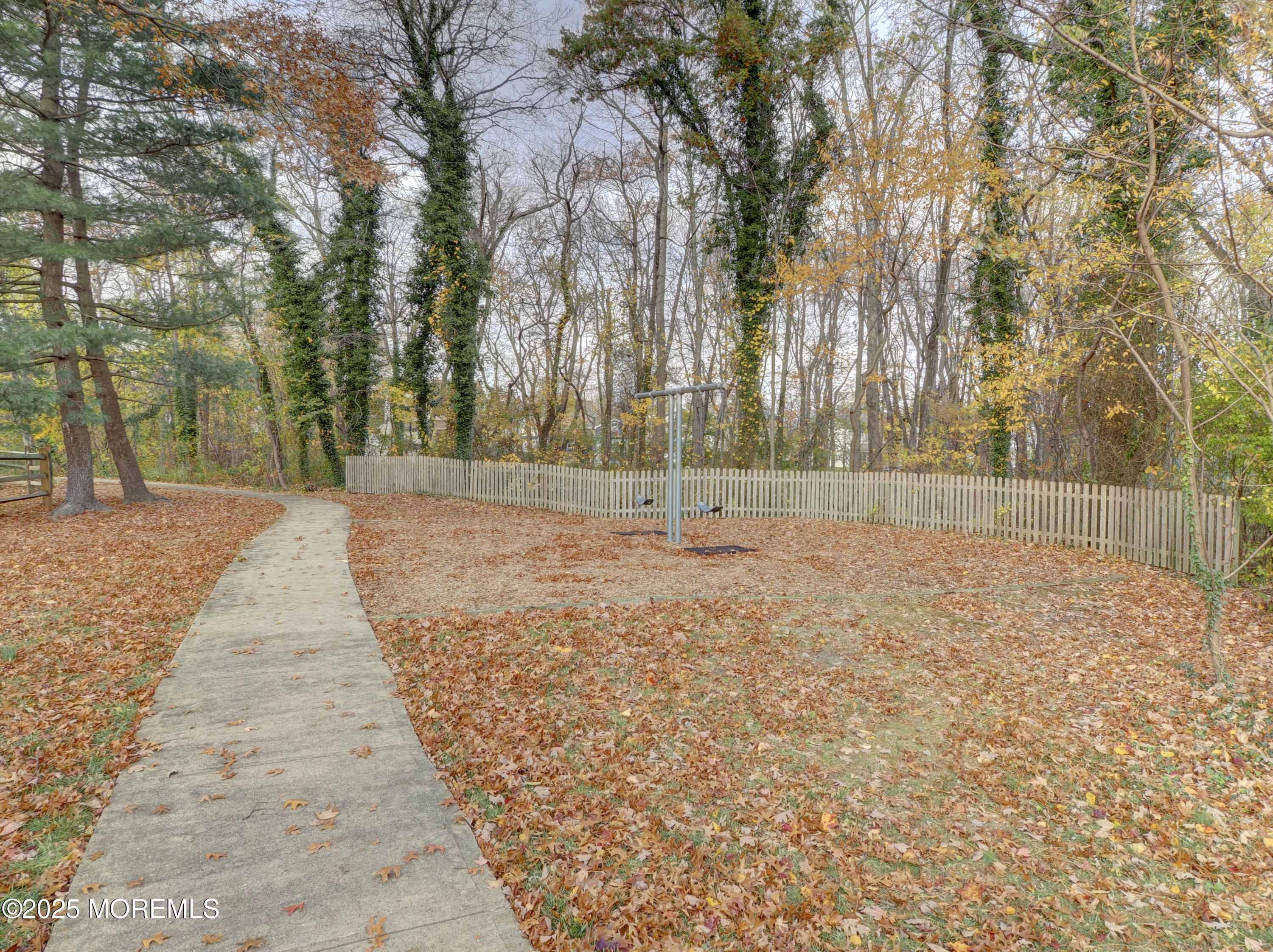 82 Cliffwood Avenue West, Unit 25D Cliffwood, NJ 07721 - Photo 22 of 27 a backyard of a house with lots of green space
