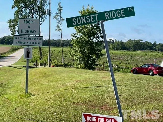 a view of a back yard