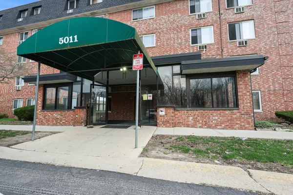 $135,000 | 5011 South Valley Lane, Unit 204, Streamwood, IL 60107