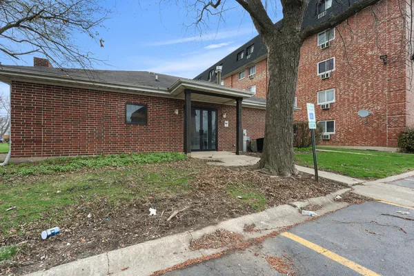 $135,000 | 5011 South Valley Lane, Unit 204, Streamwood, IL 60107