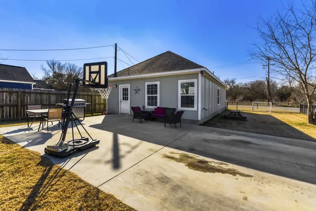 $249,000 | 226 Spruce Avenue, Luling, TX 78648